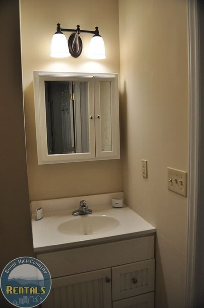 Building Photo - Cozy 2bd House In Great Location!