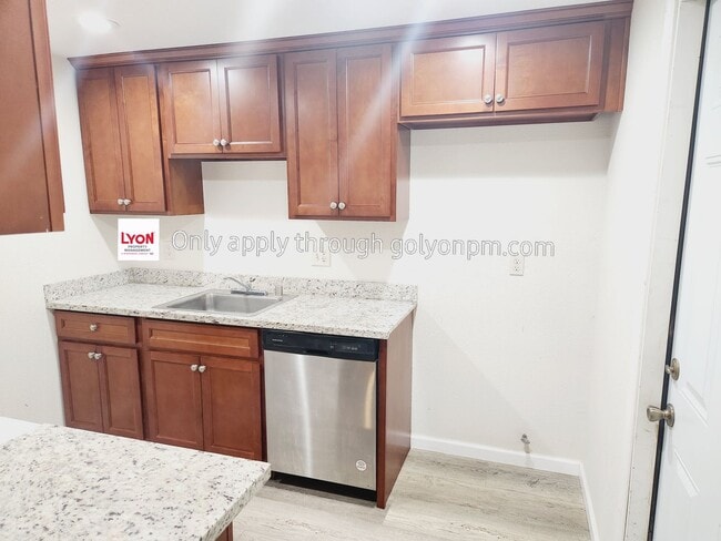 Building Photo - Renovated Halfplex! - Available Now!!