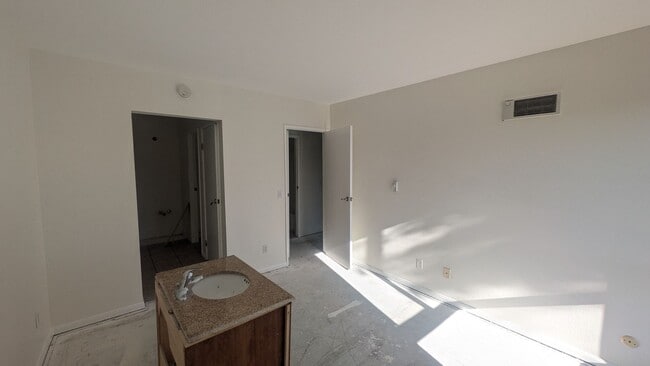 Building Photo - Refreshed condo in Gated Community