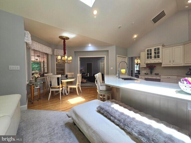 Building Photo - 15401 Jamies Way