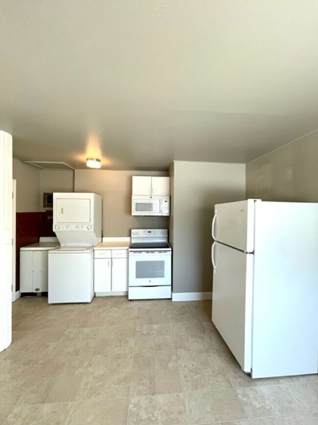 Building Photo - Charming Downtown Redmond Home with Huge Fenced Yard & Garage!