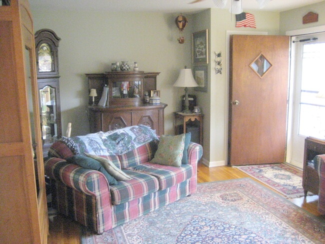 Building Photo - 604 Summit Rd