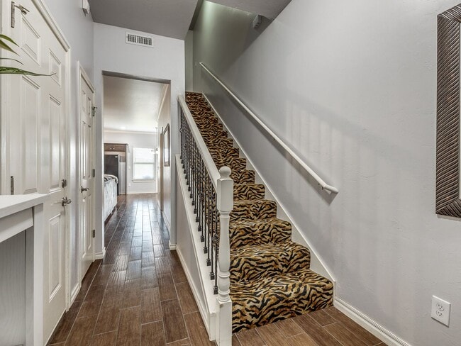 Building Photo - Charming 2-Bedroom Townhouse: Comfort and ...