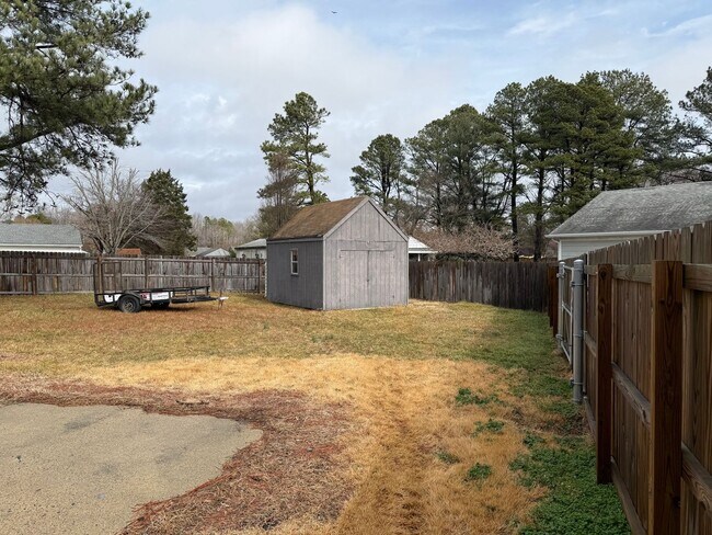 Building Photo - 4 Bedroom 2.5 Bath Tri-level home