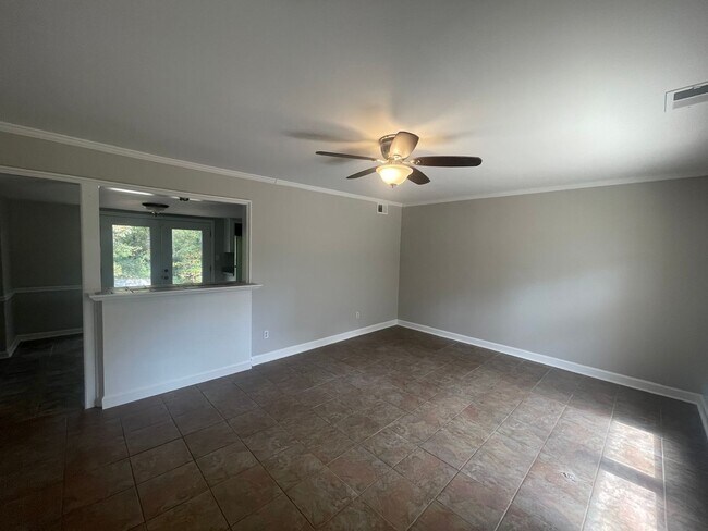 Building Photo - 764 Oak Dr E