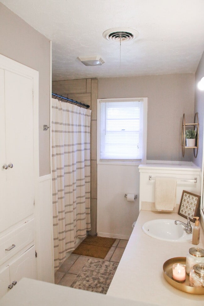Building Photo - Large Updated Home!