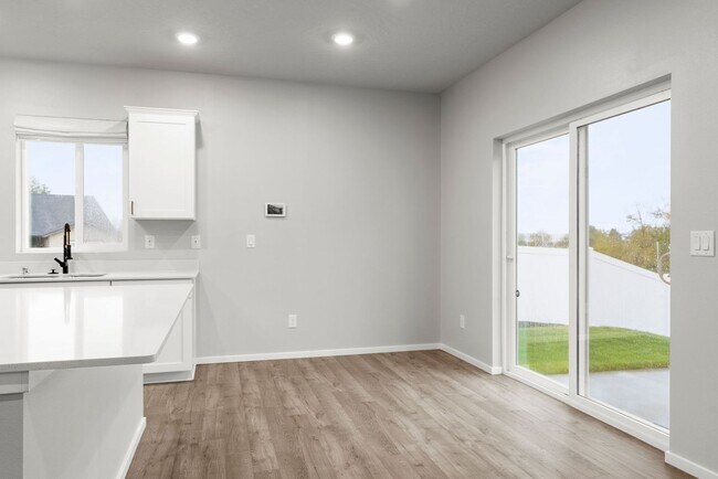 Building Photo - Newer Construction Home in Upriver Drive Neighborhood