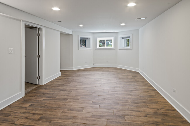 Building Photo - 3614 N Hoyne Ave