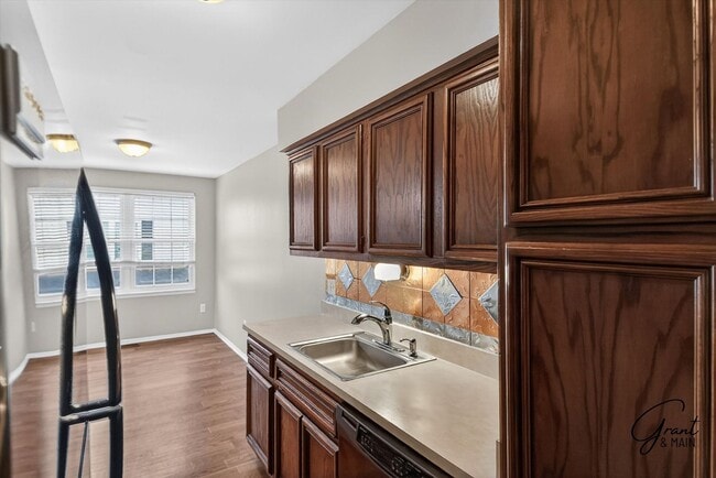 Building Photo - $1395 2 bedroom town house