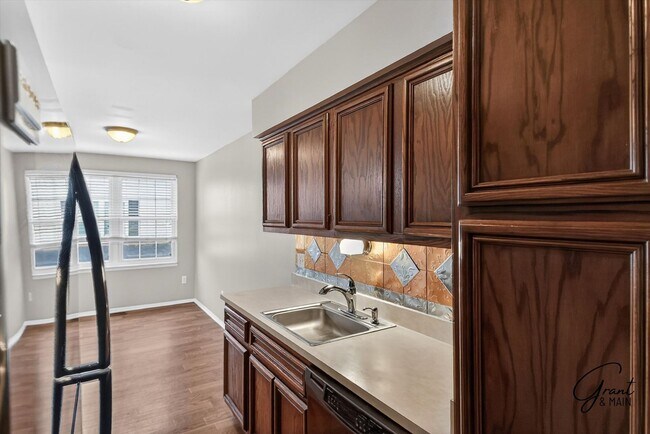 Building Photo - $1450 2 bedroom town house
