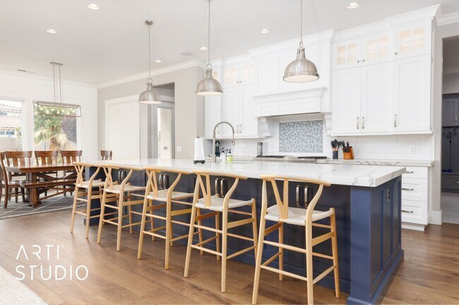 Building Photo - Gorgeous 5 bed 4 bath with AWESOME BACK YA...