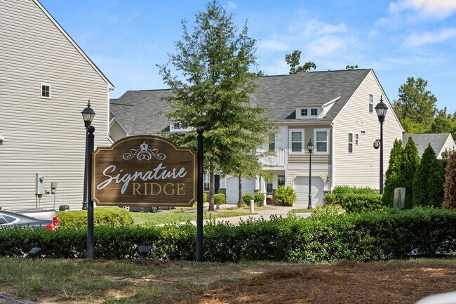 Building Photo - Fantastic Three Bedroom Townhouse in Charlotte