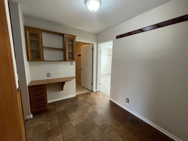 Building Photo - 3 bedroom, 2 bath, 2 living areas, 2 car garage Ranch style home nestled on a corner lot