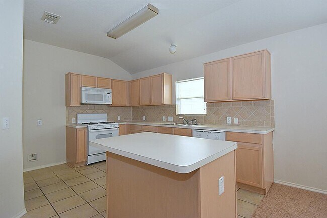 Building Photo - 3 BEDROOM 2 BATH COZY HOME WITH NEW UPGRAD...