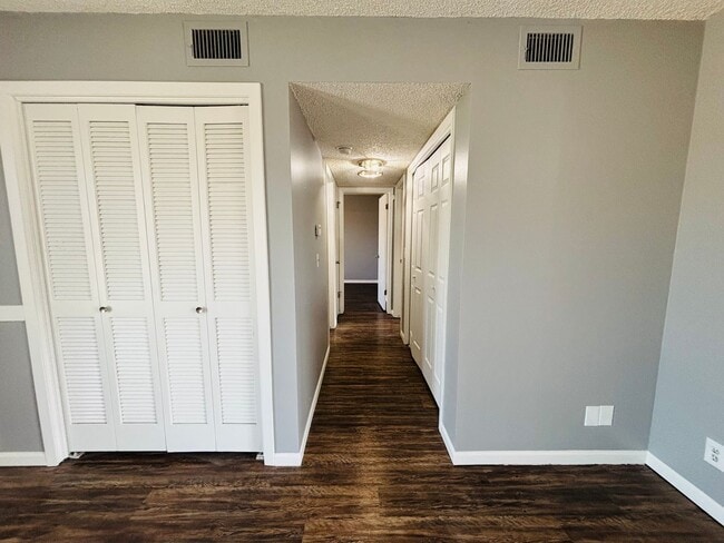 Building Photo - 6732-6732 W Par Ln