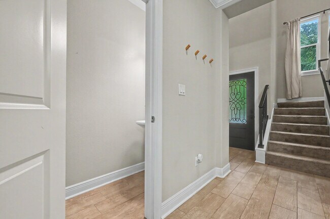 Building Photo - 490 Soundview Ct
