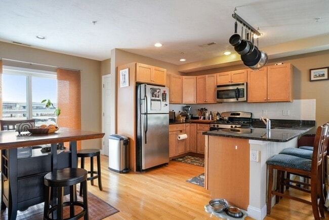 Building Photo - 32 Parker St