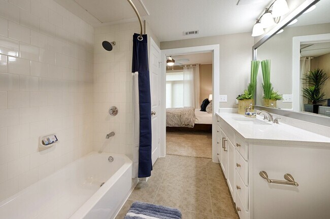 Building Photo - Spacious Floor Plans & Premium Amenities Await