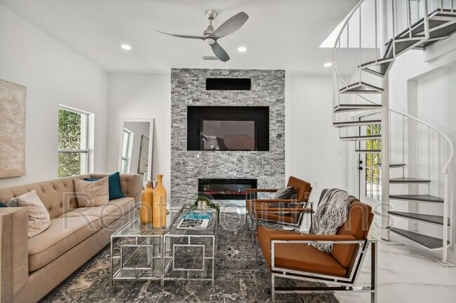 Building Photo - 110 28th Ave N