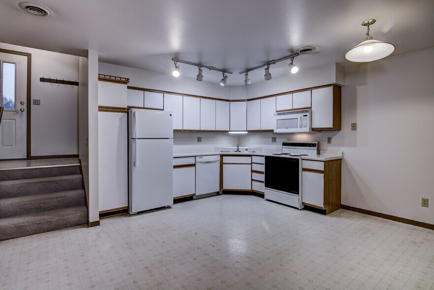 Building Photo - 1050 W Hamilton Ave
