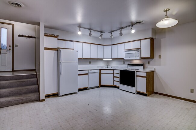 Building Photo - 1050 W Hamilton Ave