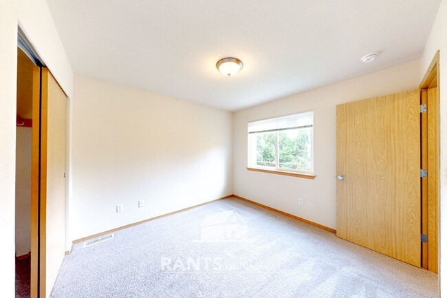 Building Photo - Great Location!  Quiet Neighborhood!