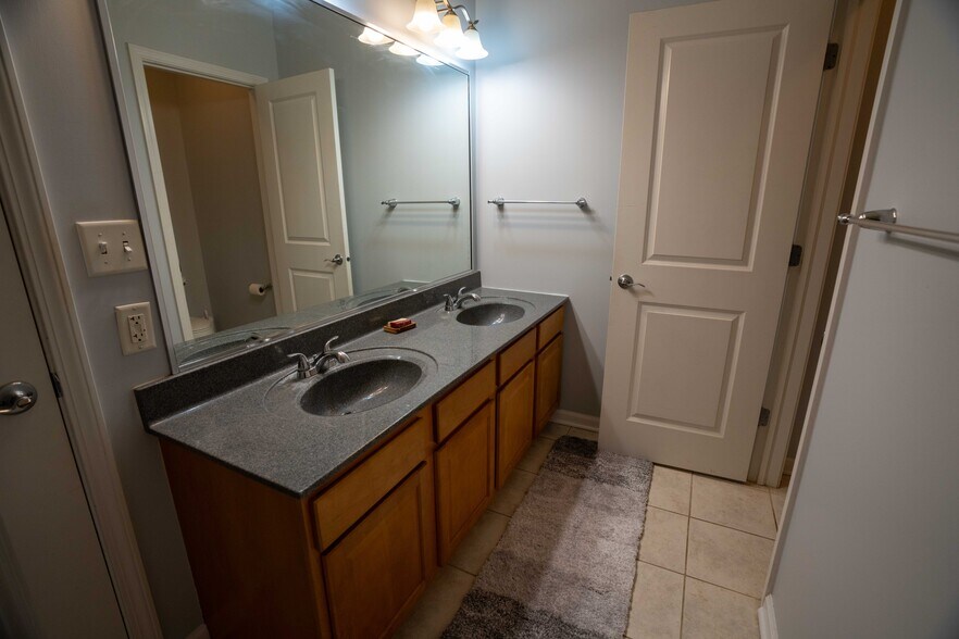 Building Photo - 624 E Walnut St