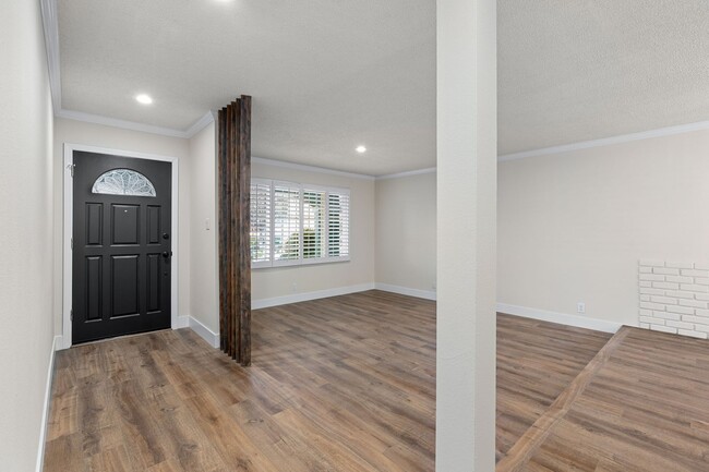 Building Photo - Beautifully remodeled 3-bedroom, 2-bathroo...