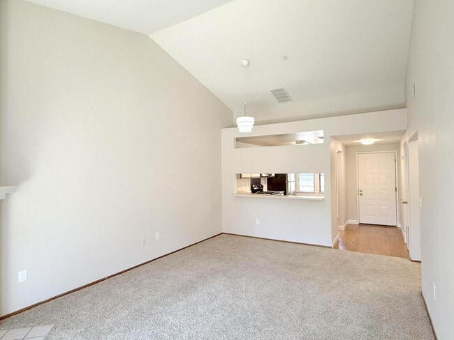 Building Photo - BRIGHT TOP FLOOR 2 BEDROOM CONDO ! Vaulted...