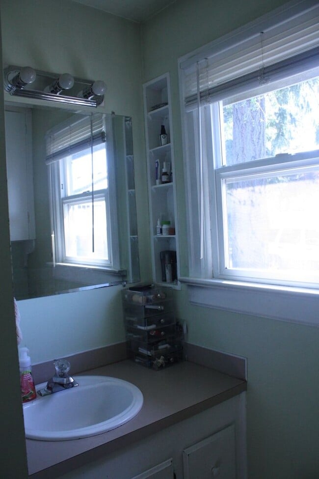 Building Photo - Darling 2 bedroom between Manette & Illahee