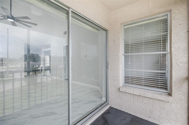 Building Photo - Beautifully Updated Condo