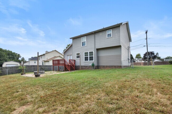 Building Photo - Pet Friendly Three Bedroom!