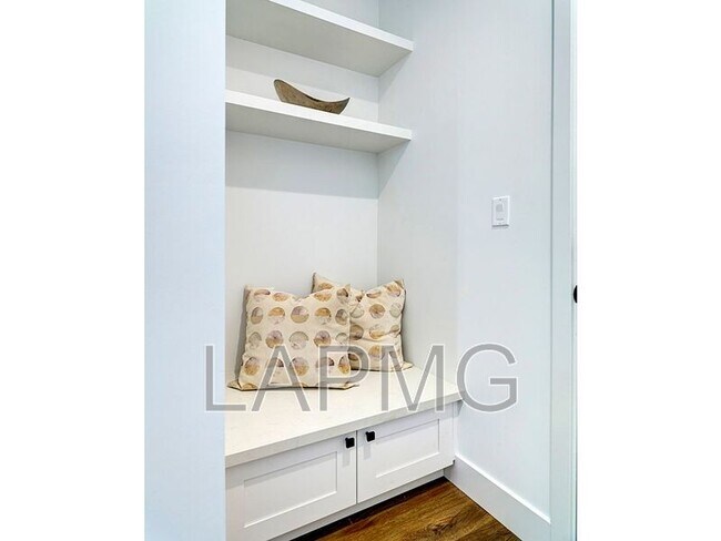 Building Photo - 5600 W 78th St