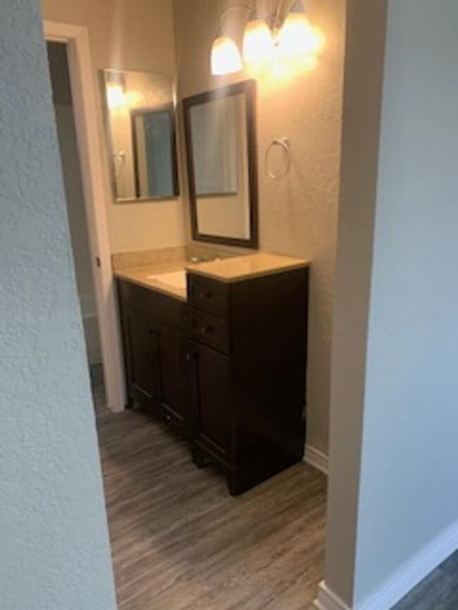 Building Photo - Cute 3/2 Duplex