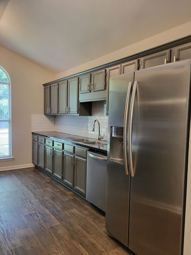 Building Photo - 3 bedroom Ranch