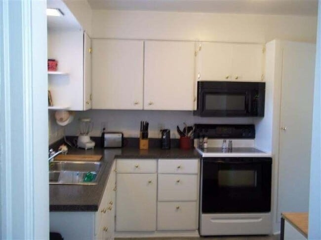Building Photo - 341 Hollyhill Dr