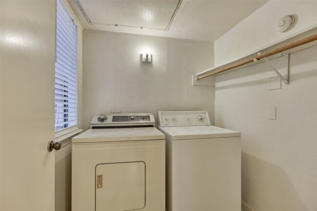 Building Photo - 3500 Tangle Brush Dr
