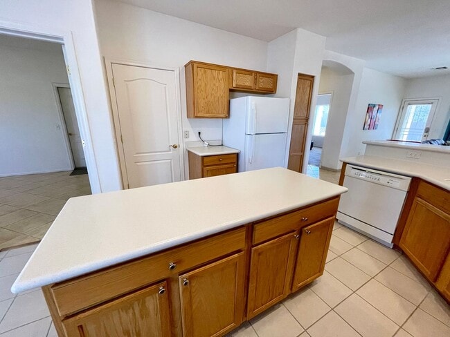 Building Photo - Large 2 Bedroom Home off the Parkway!