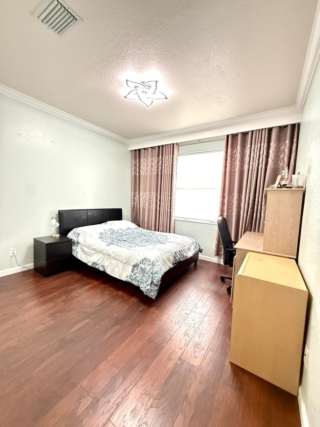 Building Photo - 1763 SW Newport Cir