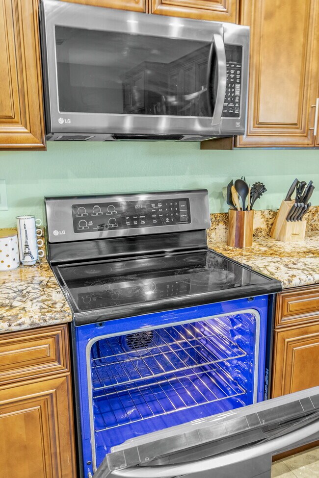 Building Photo - RV GARAGE | Single Story | Furnished Or Unfurnished