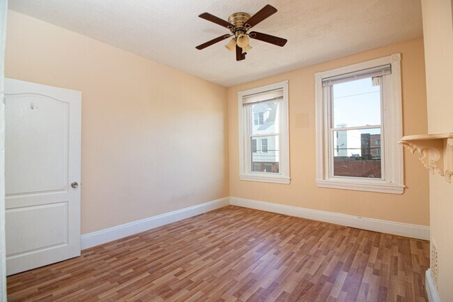 Building Photo - ???Walk to PENN & DREXEL | YARD!! | Front ...