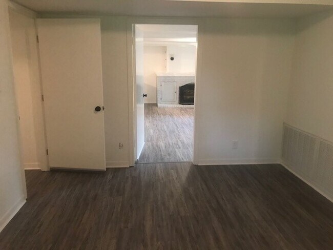 Building Photo - RECENTLY REMODELED BIG 4 BEDROOM 2 BATH LE...