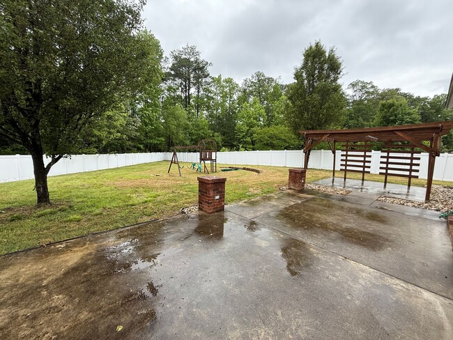 Building Photo - WELL MAINTAINED 4 BEDROOM 2.5 BATHROOM HOME