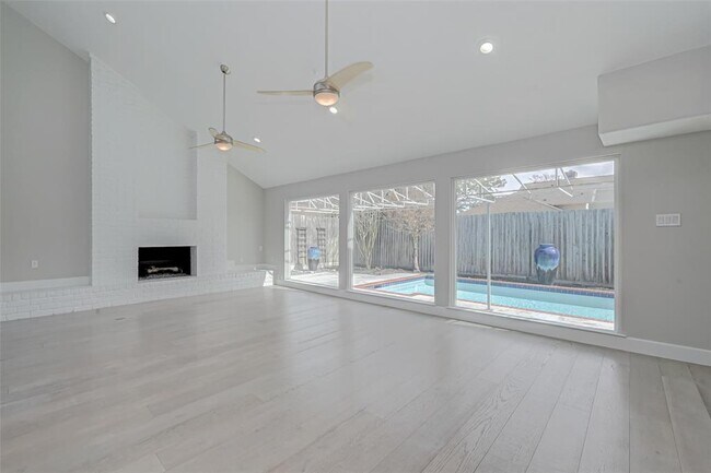 Building Photo - 915 Daria Dr