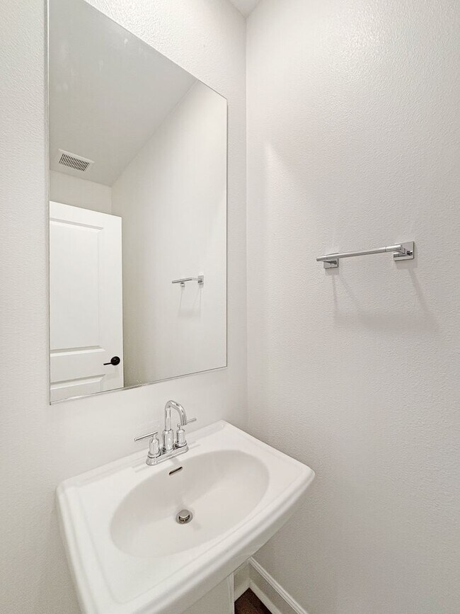 Building Photo - Spacious 3-Bedroom, 3-Bathroom Townhome in...
