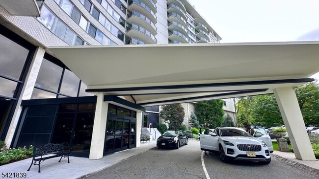 Building Photo - 1 Claridge Dr