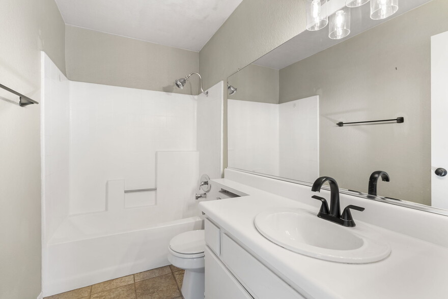 Building Photo - 155 N Cross Creek Rd