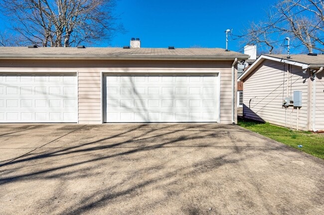 Building Photo - Awesome 2BE/2.5BA duplex Incredible location near Vanderbilt University!