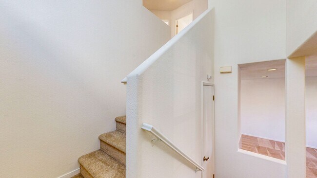 Building Photo - Charming 3 Bedroom 2.5 Bath with Bonus Room and Private Yard!