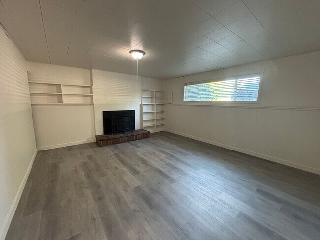 Building Photo - 2248 Madrona Dr SE